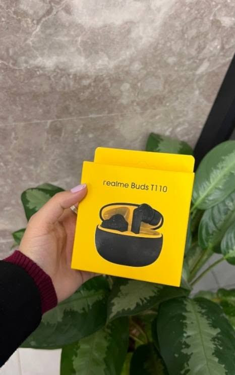 عرض خاص فقط 15 الف والكمية محدودة 

🎧🔥 صوت قوي وحريّة كاملة مع realme Buds T110!

باس عميق وصوت نقي بمشغّل 10 ملم 🎶
اتصال سريع وثابت Bluetooth 5.3 ⚡
وضع Low Latency مثالي للألعاب 🎮
مقاومة ماء + مكالمات أوضح بعزل الضوضاء 💧📞

خلي موسيقاك معك بكل وقت 🚀

🎧سماعات realme Buds T110 اللاسلكية – صوت ديناميكي وبطارية طويلة

• الموديل: RMA2306

سماعات لاسلكية من realme بتصميم عملي، موجهة للاستخدام اليومي مع صوت واضح واتصال ثابت.

المميزات:
 • مشغّل صوت ديناميكي بحجم 10 ملم لتجربة صوتية قوية.
 
• اتصال لاسلكي بتقنية Bluetooth 5.3.
 
• وضع Low Latency بزمن استجابة 88ms.
 
• مقاومة للماء بمعيار IPX5.
 
• دعم AI ENC لتقليل ضوضاء المكالمات.

 
 • المشغّل الصوتي: 10mm Dynamic Bass Driver
 • الاتصال: Bluetooth 5.3
 • زمن الاستجابة: 88ms Super Low Latency
 • تحسين المكالمات: AI ENC Noise Cancellation

يوجد توصيل لكافة محافظات العراق : 
بغداد 3 الاف ومحافظات 5 الاف


**إذا كنت صاحب هذا الإعلان وتريد حذفه لأي سبب، رجاءا أرسل رسالة إلى الدعم الفني**