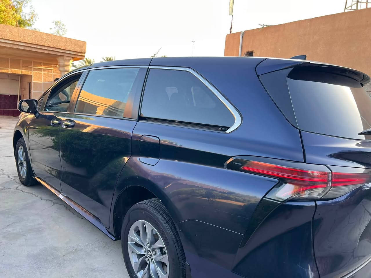 سينا مديل ٢٠٢١هايبر بانزين بيه صبغ قطعتين ونص ربع البنيد +جاملغ وباب اليمين بدون دواخل رقم بغداد خصوصي نكليزي بسمي لون السياره نيلي سياره موصفاتXLEموصفات معروفه السياره مامفتوح بيه اي شي.السعر اتصل ***********
