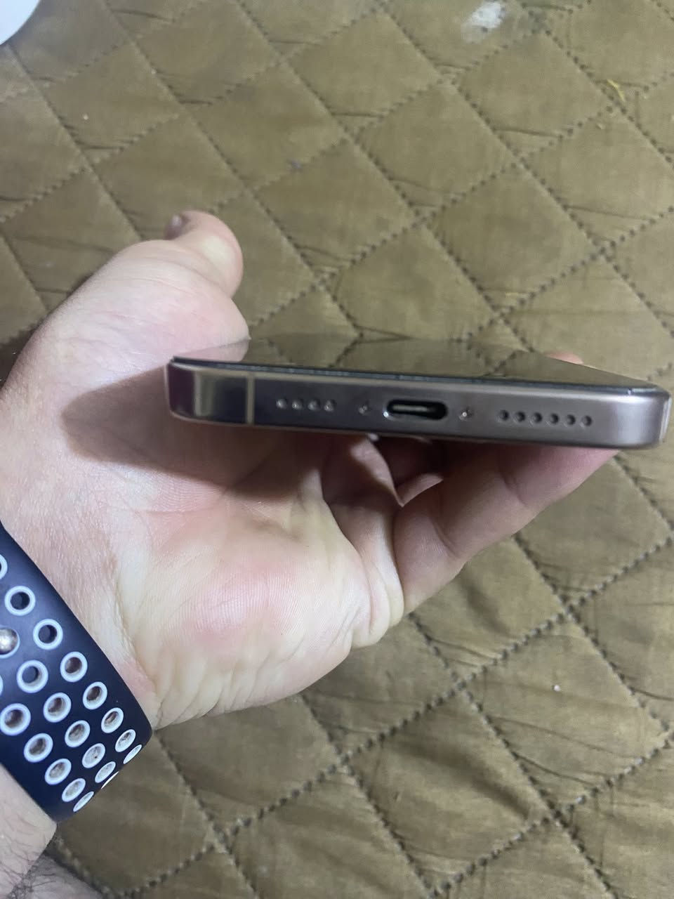 السلام عليكم  ايفون ١٦ برو ماكس شباني ذاكره ٢٥٦ بطاريه ١٠٠ مشحون ٦١ مره النضافه ١٠٠ / ١٠٠ 
الكسر الي بل صوره الي هوه الزكه وليس الشاشه مع غراضه كامله كيبل وكارتونه مكاني الشعب حي اور الاتصال بل رقم ***********
