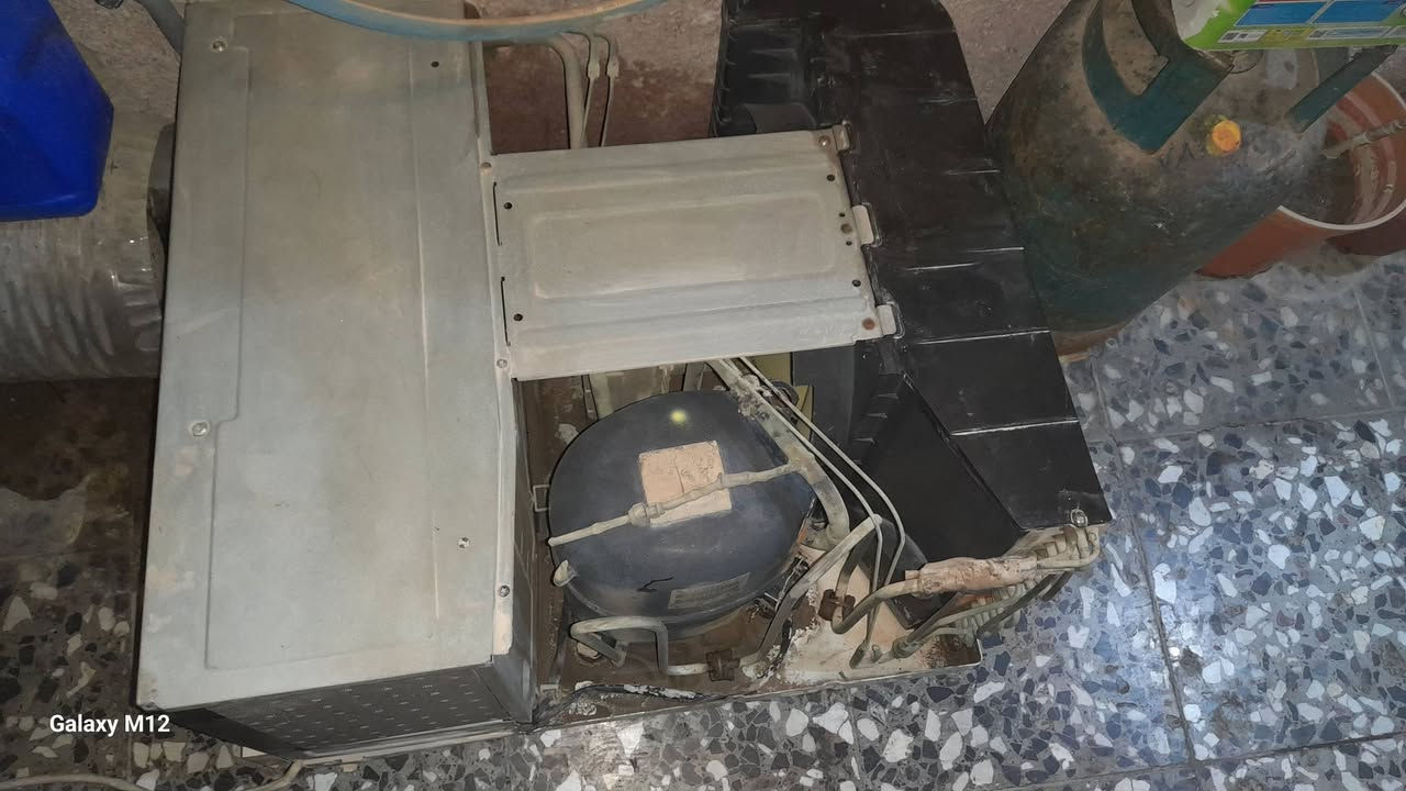 مكيف ال جي حجم ٢طن  كلش نضيف اخذتة اول العام والله شاهد لا داخل تصليح ولا ملعوب بيه وتبريدة ثلج ماشالله واليوم نزلتة غسلتة لان جان تراب وعفتة حتة اليجي يشوفة ويفحصة واي استفسار هذا رقمي *********** ومكاني شارع فلسطين وشكرا
