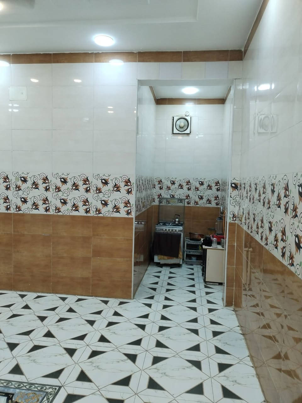 دار لبيع مساحه 200متر بناء حديث درجه اولى صب كونكريت العنوان الشيشان الثانيه البيت علئ  سايدين علئ شارع30البيت بي محل شراي يتصل ***********

