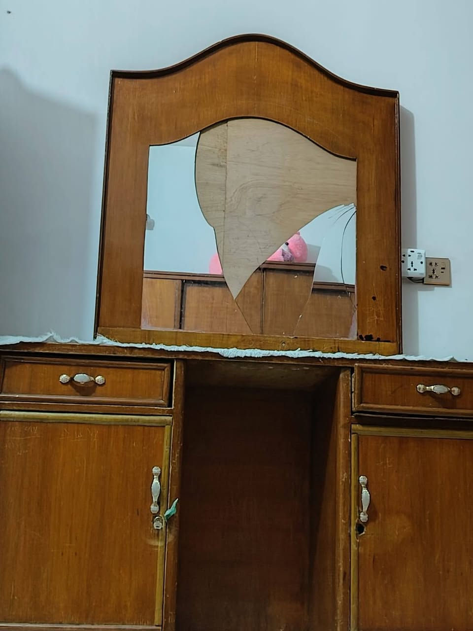 سلام عليكم غرفه نوم للبيع جديد عايز بس صبغ جديد سعر مناسب ***********مكان نجف ملحق القريه الغدير
