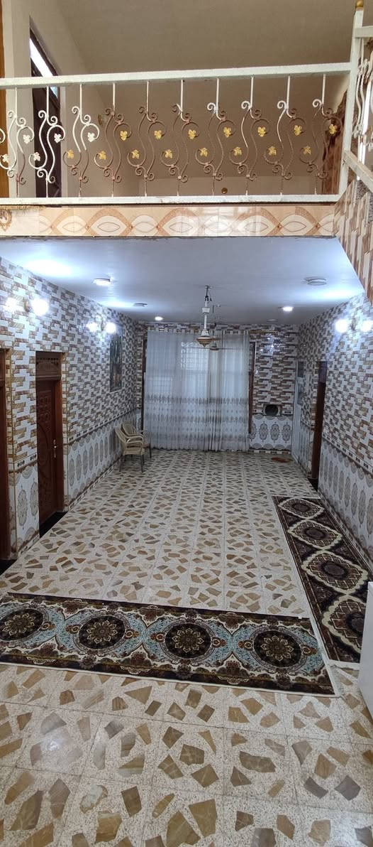 السلام عليكم بيت للبيع مساحه 500 متر زراعي سند 25 بي وصل تطويب من البلديه البيت كله بناء طابوگ الاساس رفت والسقف مسلح يحتوي على غرف نوم عدد 3 وصالات ثنين كبار وبراني ومطبخ وصحيات عدد 5 الطابق الثاني غرفة نوم وصاله وحمام وتواليت ممرات متر ونص البيت ركن على شارعين العنوان خلف عمارات الزيتون شارع سيد هاشم قرب حسينية حامل الواء قرب اسواق المنتضر السعر اتصل ع الرقم بي واتساب***********
