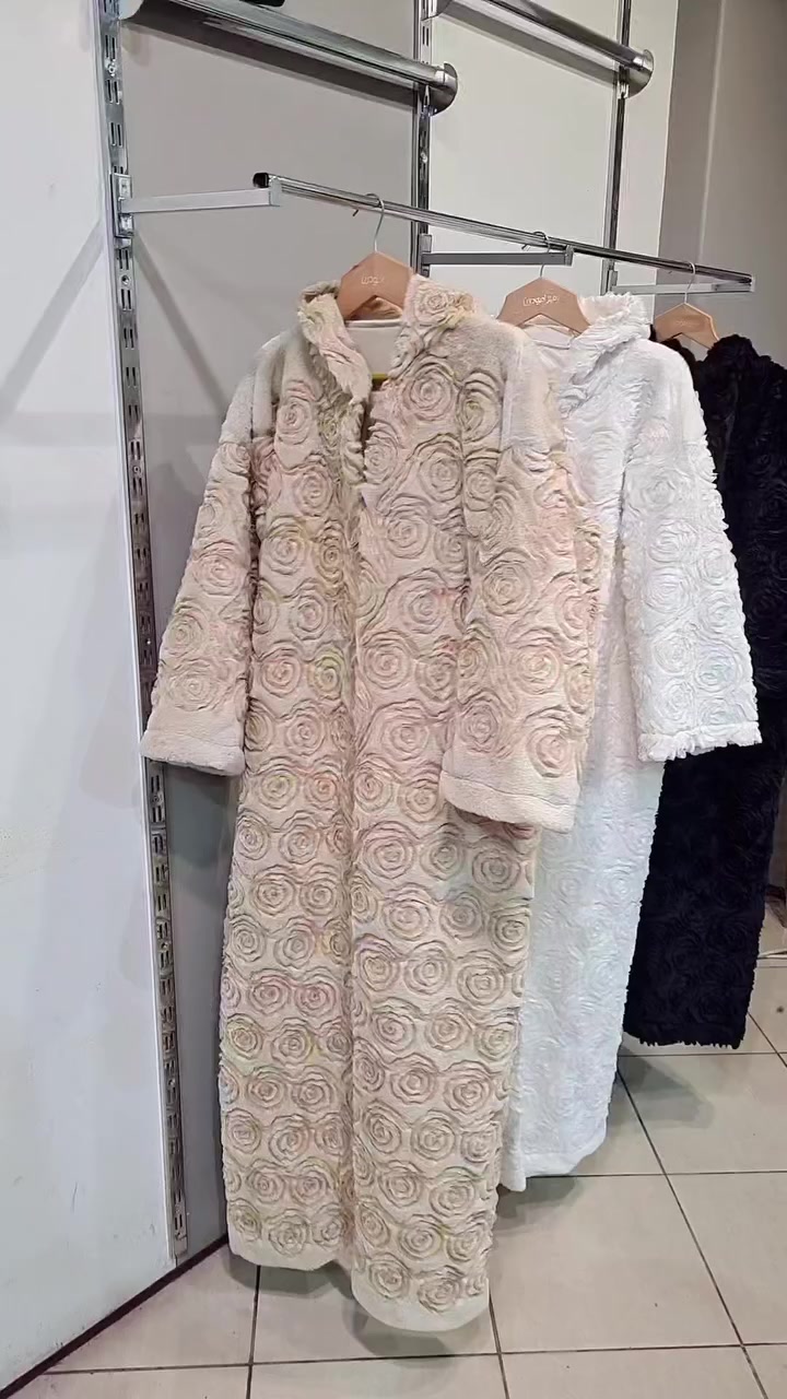 #Mira_Modern_Apaya..⚜  
عباية او كوت  فرو  تقيل  مشغول ورد بالكامل..
 قطعة بتاخد العقل بكواليتي عالي جداااا ..
ب  3  الوان  🖤🤎🤍 
فري سايز بتلبس كل القياسات ..
 موديلات  كتير نزلو اليوم وكل يوم في جديد..🧿

   👘محلات ميرامودرن المخصصة للعبايات الخليجية 👘
سوريا _حماة _شارع ابن الرشد مجمع شيزر 
فرع1 👈🏻 مجمع شيزر ط١.. تاني محل عاليمين ..
فرع ٢ 👈🏻 مجمع البارد  ط١ .. جانب محل سوليتير 
للإستفسار والشحن التواصل واتس 00963966299644
رابط الصفحة على الإنستغرام https://www.instagram.com/mira_modern_apaya?igsh=NXM3b3Vlb3g2aWc4


**إذا كنت صاحب هذا الإعلان وتريد حذفه لأي سبب، رجاءا أرسل رسالة إلى الدعم الفني**