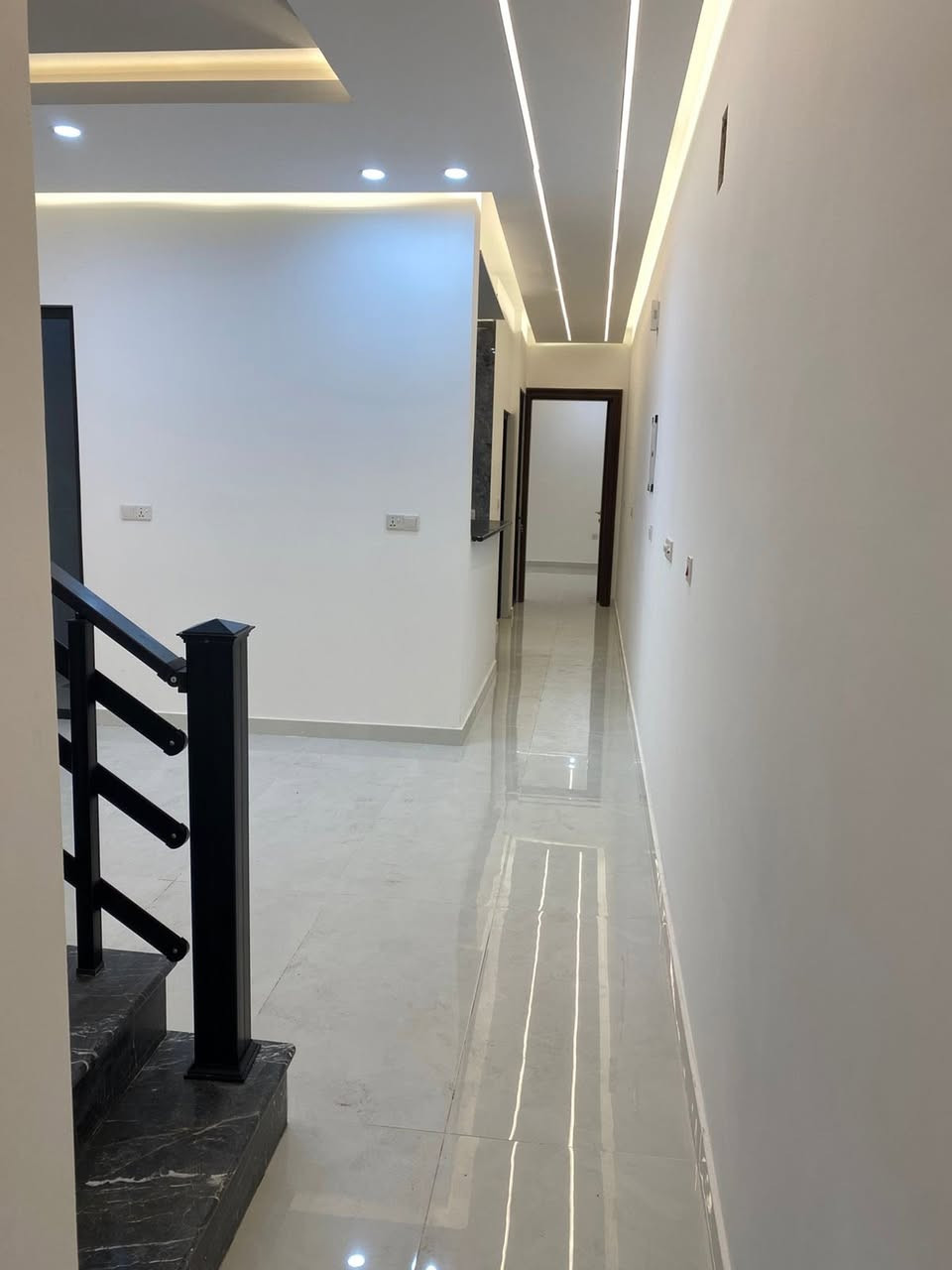 السلام عليكم
يستمر مكتب مسكنك للعقار بتقديم
افضل العروض المناسبة إلى الزبائن الكرام
🔹بيت 3 طوابق للبيع مساحته 95 متر
🔸الواجهة 4.75متر 🔸النزال 20 متر
🔹يحتوي البيت على (صاله -ومطبخ -4غرف نوم وخدمات)
🔸موقع البيت / البنوك مربع التربية مقابل منتزة 
🔹للاستفسار أكثر مراجعةمكتب مسكنك للعقار 
الواقع /البنوك شارع المطاعم مقابل بن رضا علوان
أو الاتصال على الرقم ☎️ ***********
