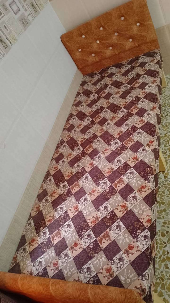 سلام عليكم 

لدينا تخت نفر واحد لبيع
لتفاصيل والاستفسار عن السعر يرجى الاتصال بالارقام التالية 

***********
***********
