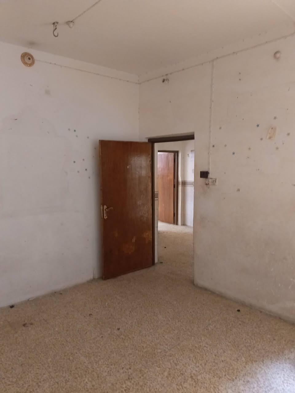 بيت الايجار بحي الجامعه 
100 متر مربع عل حديقه 
خلف شارع 20 
طابقين 3 غرف نوم 
يجاره 400 مقدمه شهرين 
***********
