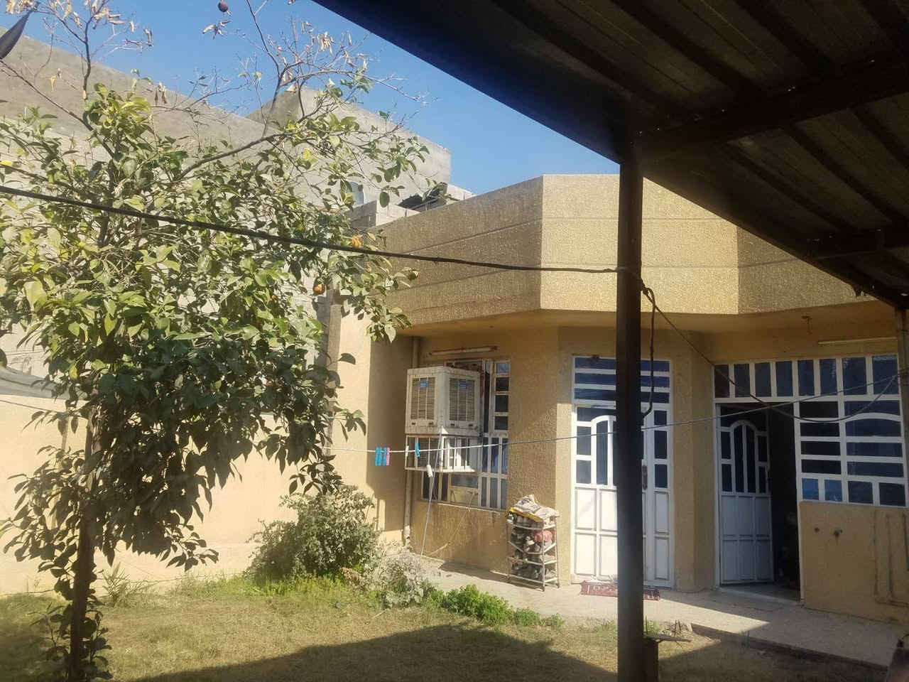 بيت 200 متر قاط ونص للبيع سند 25 وكاله بي بل جواهري بل نص سابع فرع عن الشارع العام يحتوي على غرفتين وحمام وبيتونه بل قاط الثاني والارضي غرفتين استقبال مطبخ وصحيات وصاله وبي حديقه  للاستفسار ***********
