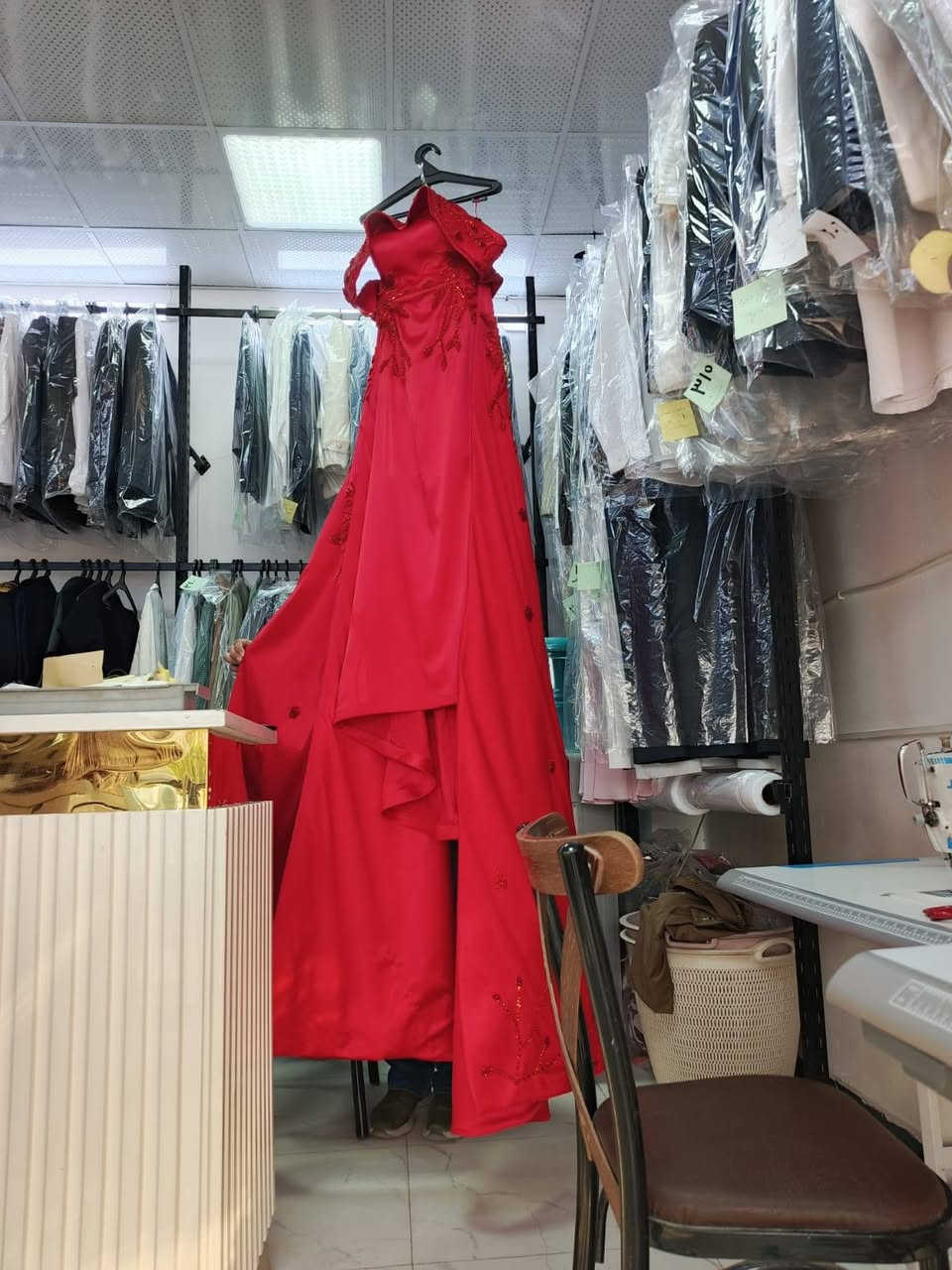 من اعمال مكوى وخياطة مكوى الدقة الحديث تم استلام اكبر فستان في منطقة حي الخضراء بطول ٣ امتار و٢٠cm يعتبر من اضخم الفساتين للاعمال المكوى مستعدون للاستلام كافه الفساتين الكبيره والعملاقه باحدث الاجهزه الحديثه دون الضرر في اعمال التطريز والاكسسورات
العنوان:  حي الخضراء _ الجمعية _ مقابل صيدلية الوهج  ***********
