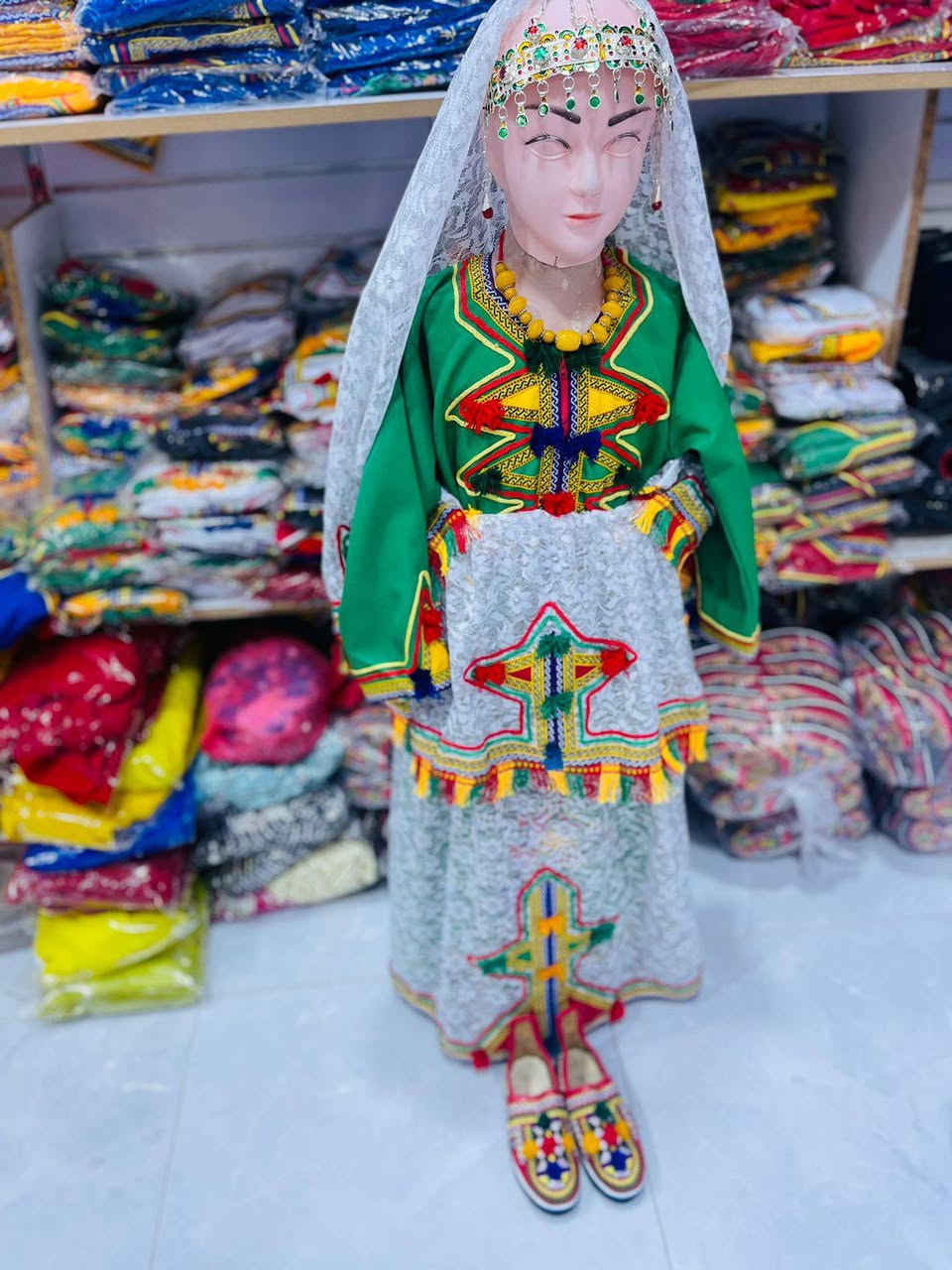 اللبسة بنات صغار فيها .
قفطان 🔴🟢🟡🔵⚫️⚪️.
صاية وادال شبكة او ثوب .
تاج صغير .
اللبان صغير .
بلغة طالعة صغيرة .
ثمن :
من 4 الى 6 سنة 
من 7 الو 9 سنة 
من 10 الى 13 سنة


**إذا كنت صاحب هذا الإعلان وتريد حذفه لأي سبب، رجاءا أرسل رسالة إلى الدعم الفني**