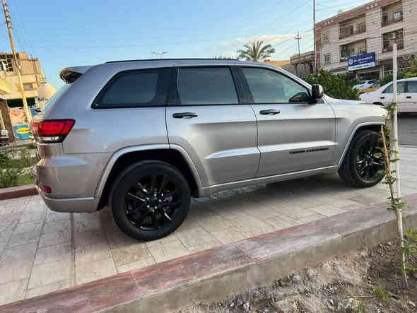 السلام عليكم 
مر خصة الادمن المحترم 
جيب جراند شيروكي بلاك توب موديل 20 رقم بغداد الانگليزي سنويه مجدده لل 2030 وارد امريكي بيها صبغ الجامرلغ الايسر ونص الباب فقط ايرباك دشبول وراجع سيستم بلادي ماشيه 74  حجم المحرك 3600 منضومة غاز  وتشتغل عالبانزين العادي ومراوح عالثمانين تشتغل 
المواصفات 
شاشه كبيره 
حساسات خلفيه 
توقف ذاتي
كشنات وستيرن تدفئه 
داخل لونين 
سياره جديده بعدها بوضع الشركه بدون اي نقص 
السعر المطلوب 248 وبيها مجال 
للاستفسار اكثر اتصال ***********
