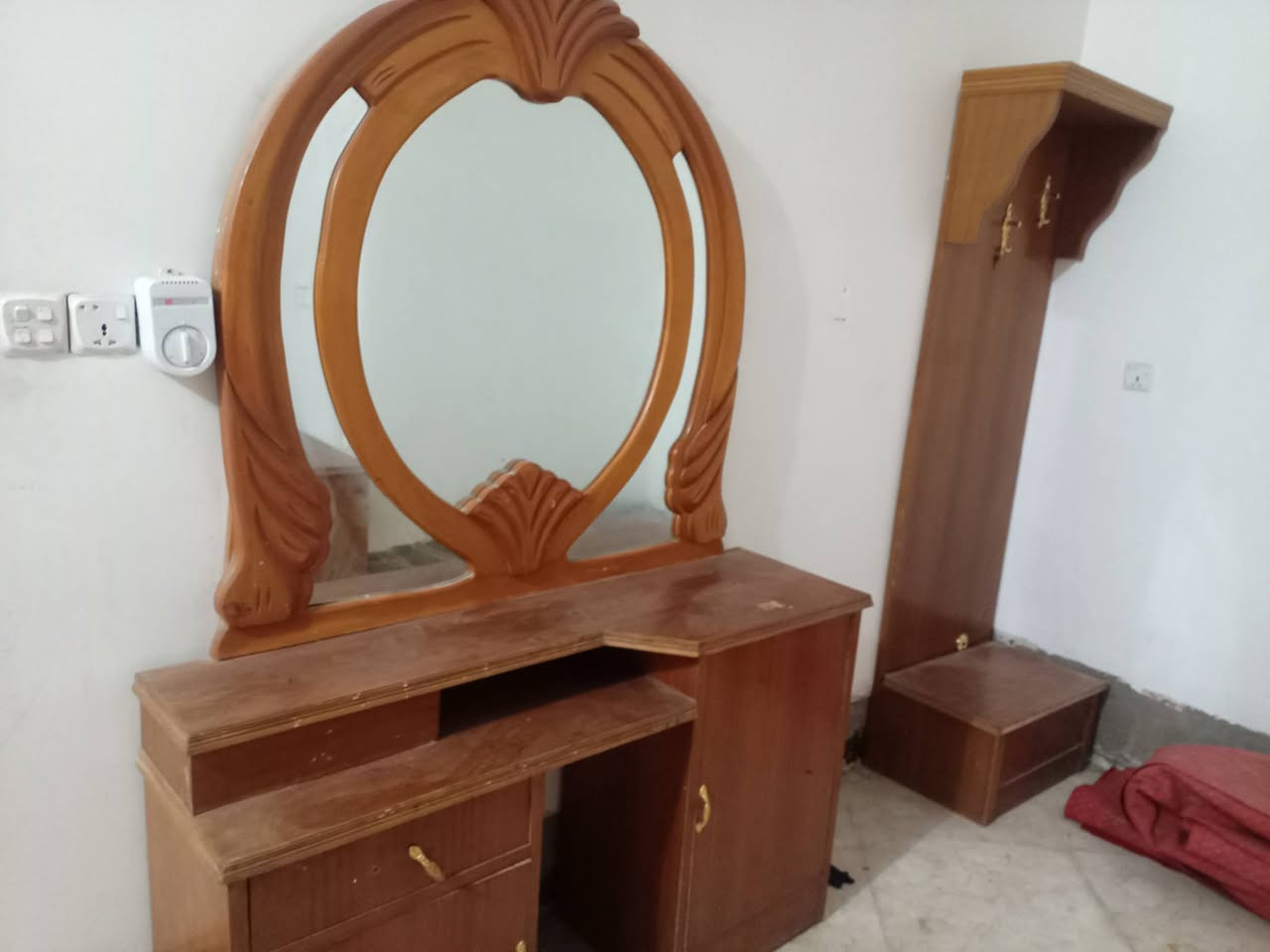 سلام عليكم غرفه كامله  للبيع ٤٥٠وبيها مجال صاج داخل خارج ومستعجل للبيع للاتصال ***********
