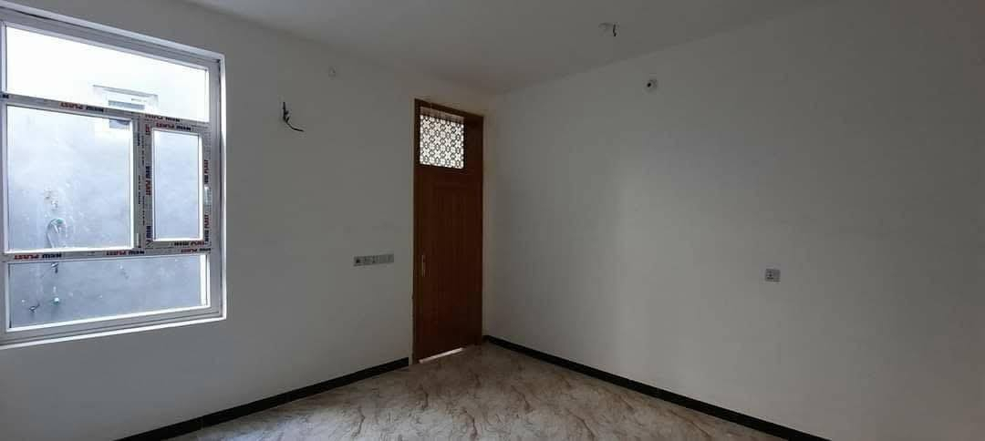 مجمع اللؤلؤه قرب الشارع العام
الكلي 170
مقدمه 115
والباقي اقساط 
250الف كل شهر 
***********
