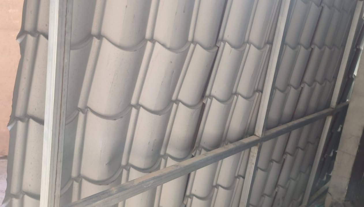 مكلف بالنشر 
سقيفه 
حديد  مغلون. مليم ٨ 
تغليف قرميد. 
طول ٥ امتار. 
والعرض ١٨٠
***********
