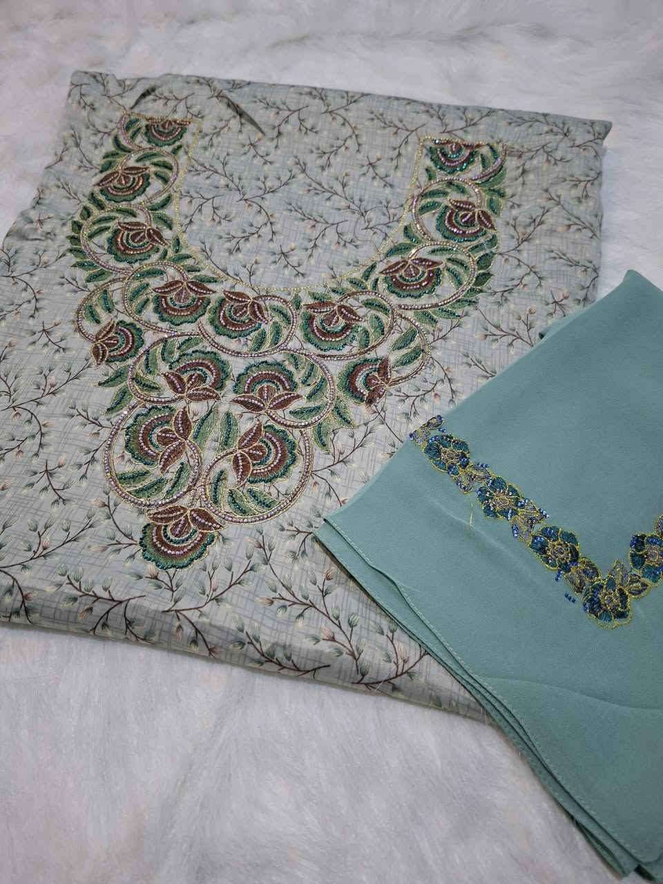 متوفر مخور  قطعه قماش 4 أمتارحرير اندنوسي تطريز وستراس يعني شغل درجه اولى مع شال مطرز. السعر 25 مع اجور التوصيل


**إذا كنت صاحب هذا الإعلان وتريد حذفه لأي سبب، رجاءا أرسل رسالة إلى الدعم الفني**