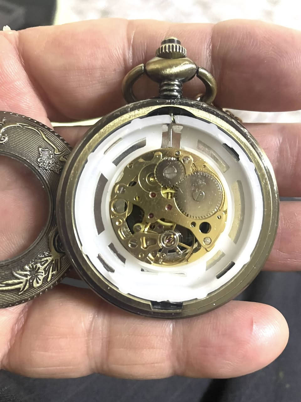 ساعة جيب ميكانيكية أوتماتيك تكويك القطر 46 ملم أرقام لاتينية وقت مضبوط جداً السعر مع التوصيل 45 ألف للمهتم خاص *********** المكان كركوك يوجد توصيل
