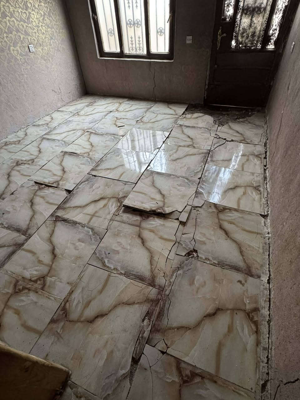 السلام عليكم
بيت تجاوز داخل مجمع ٦ خلف مدينه الالعاب 
مساحه ٦٨ متر جاهز ومرتب 
بي غرفه وصاله 
وملحقات 
كراج صغير 
وترك صغير 
خدمات كامله 
كه،باء رسميه 
ماء مجاري 
السعر ١٦ مليون وبي مجال بسيط 
***********
واذا تريد تأخذه استثمار 
يتأجر ب ٢٥٠ شرط ثاني يوم 
اجيبلك مؤجر لتدفع فلوس اذا 
متتأكد من كل هذا الكلام
