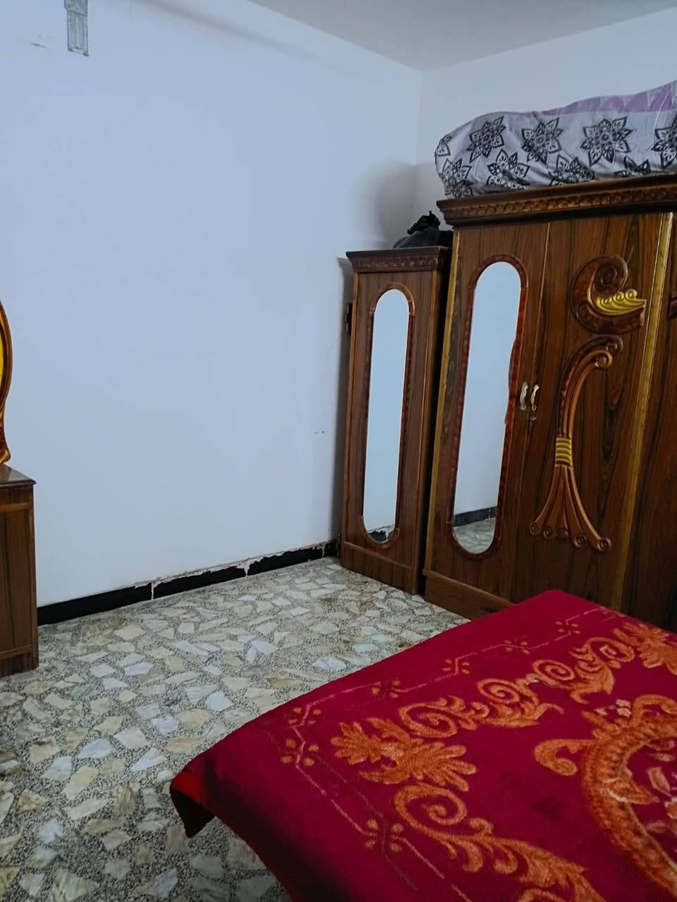 للبيع 
بيت للبيع ١٠٠متر مربع بناء قاط واحد غرفه نوم  واستقبال ومطبخ وصاله صغيره وطرمه صغيره العنوان زراعي حي الاسرى بفرع سكلة شامل 
الاستفسار الاتصال على رقم موجود بس واتساب 
***********
