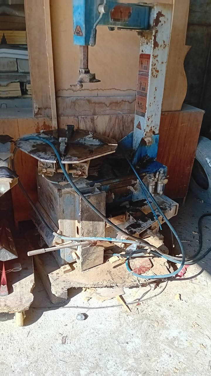 خالعه عدد  اثنين نظيفه للبيع للاستفسار الاتصال *********** وكنبريسر حجم ٤٠٠
