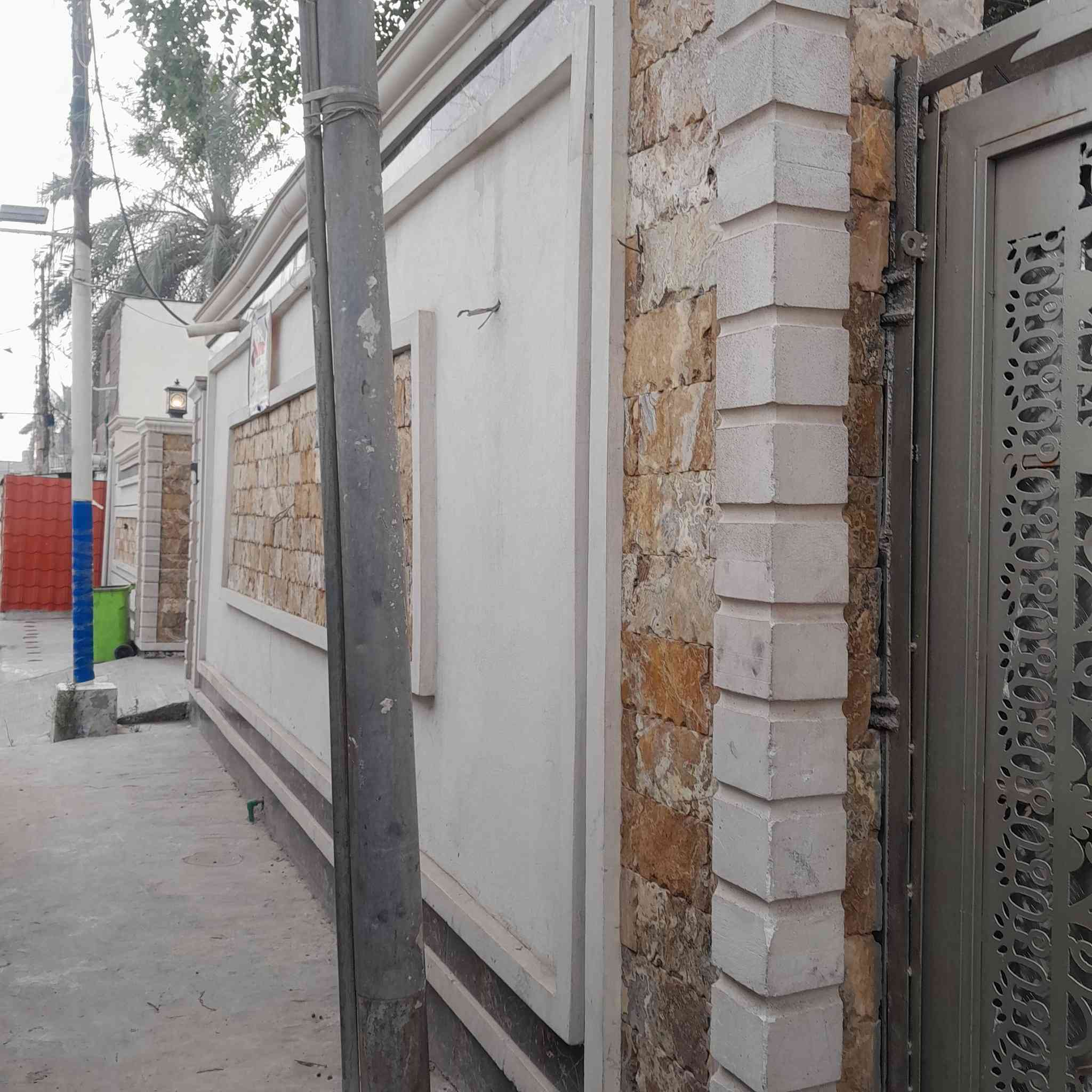 سلام عليكم بيت للبيع مساحته 200 مترطابو صرف طابقين مسلح مكان الشهداء العبيدي الثانيه بشارع مدرسه صفيه للبنات البيت فارغ البيت تفليش اوترميم السعر210وبي مجال رقم موبايل ***********
