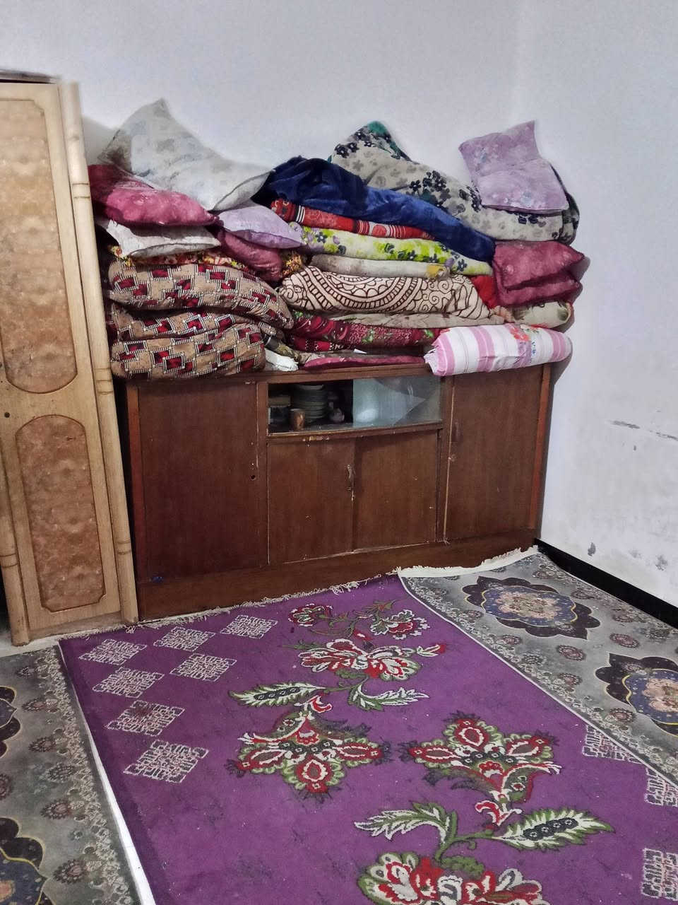 البيت للبيع با الكادميه المساحه 100م شرك 5 في 20 مطلوب إسكان يحتوي البيت علا غرفه نوم و صاله و مطبخ و براني وصحيات خارجية و داخليه اللاستفسار مراجعة مكتب سلام الجبوري ***********
