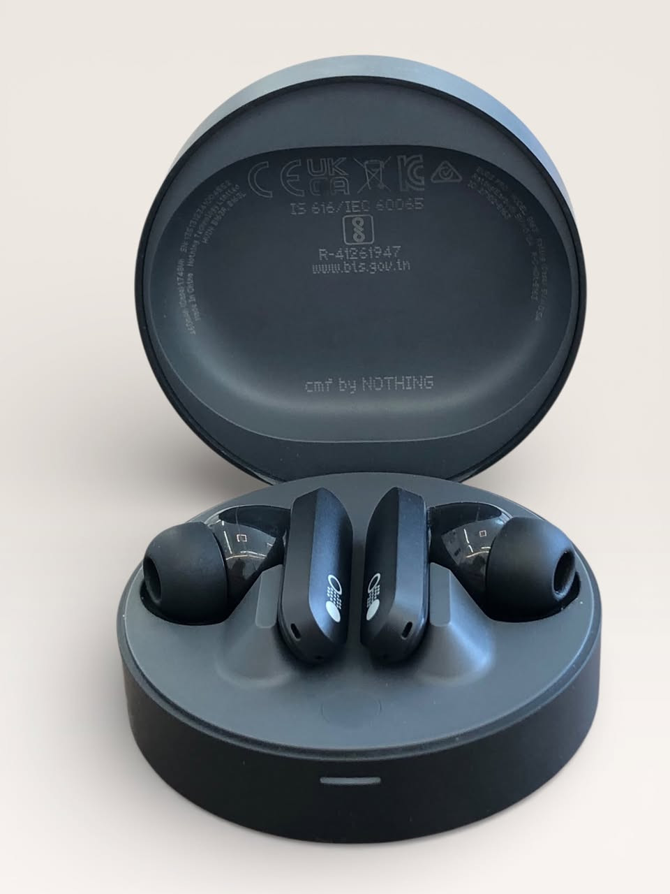 سماعات الأذن اللاسلكية CMF Buds Pro من Nothing. 
* تتميز بتقنية إلغاء الضوضاء النشطة الهجينة (ANC) التي تصل إلى 45 ديسيبل. 
* مزودة بـ 6 ميكروفونات عالية الوضوح لتقنية الصوت الواضح أثناء المكالمات. 
* تدعم تقنية Ultra Bass لتحسين تجربة الصوت الجهير. 
* تصميم مقاوم للغبار والماء بتصنيف IP54. 
* عمر بطارية طويل يصل إلى 40 ساعة
* السعر ٧٠ الف وبيها مجال ( يتوفر توصيل لكل المحافظات )


**إذا كنت صاحب هذا الإعلان وتريد حذفه لأي سبب، رجاءا أرسل رسالة إلى الدعم الفني**