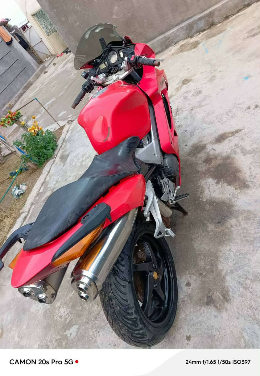 سلام عليكم دراجه  بطح في اف ار  للبيع دراجه  جانت شغاله بس طفت ما عرف شبيها مكينه ٨٠٠  دراجه مال جناي  بس ماعرف شبيها الوراق كامله ابيع كوم حديد واذا اكو مراوس  ***********  شراي يتصل مكان بابل محاويل
