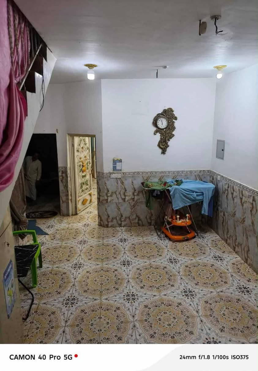 بيت للبيع  في حي الحكم خلف الجان الطبيه اومركز الشرطه حي الجمهوري لبلحكم للبيع نقد اومبادره اذا استمارة جاهزة كون غرفه نوم ومطبخ وبراني وصاله صحياات داخليه وخارجيه وطارمه مع الطابق الثاني صاله كبيره ومغاسل المساحه ١٢٥ *********** للتواصل فقط اتصال
