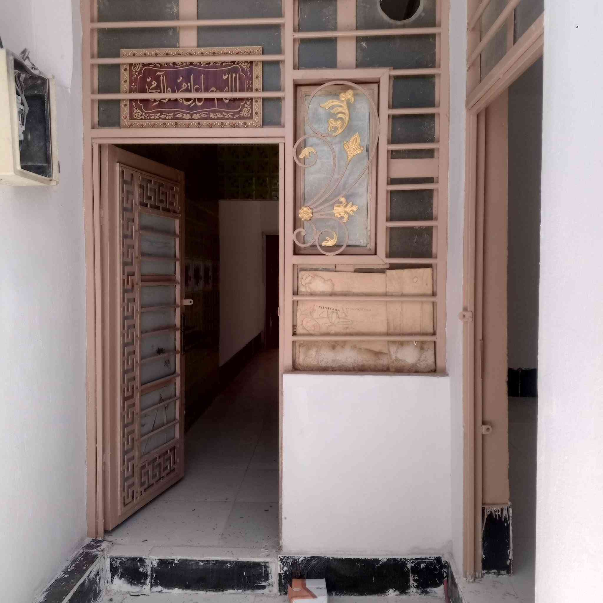 بيت المساحه 100 متر الايجار يحتوي على غرفه وصاله ومطبخ واستقبال كامل كاشي سيراميك سقوف ثانويه سعر الايجار 225 قرب مدرسة الجنائن الأهلية  عنوان المكتب شارع المطار القديم شارع السبيس مكتب در النجف للعقار للاستفسار***********
