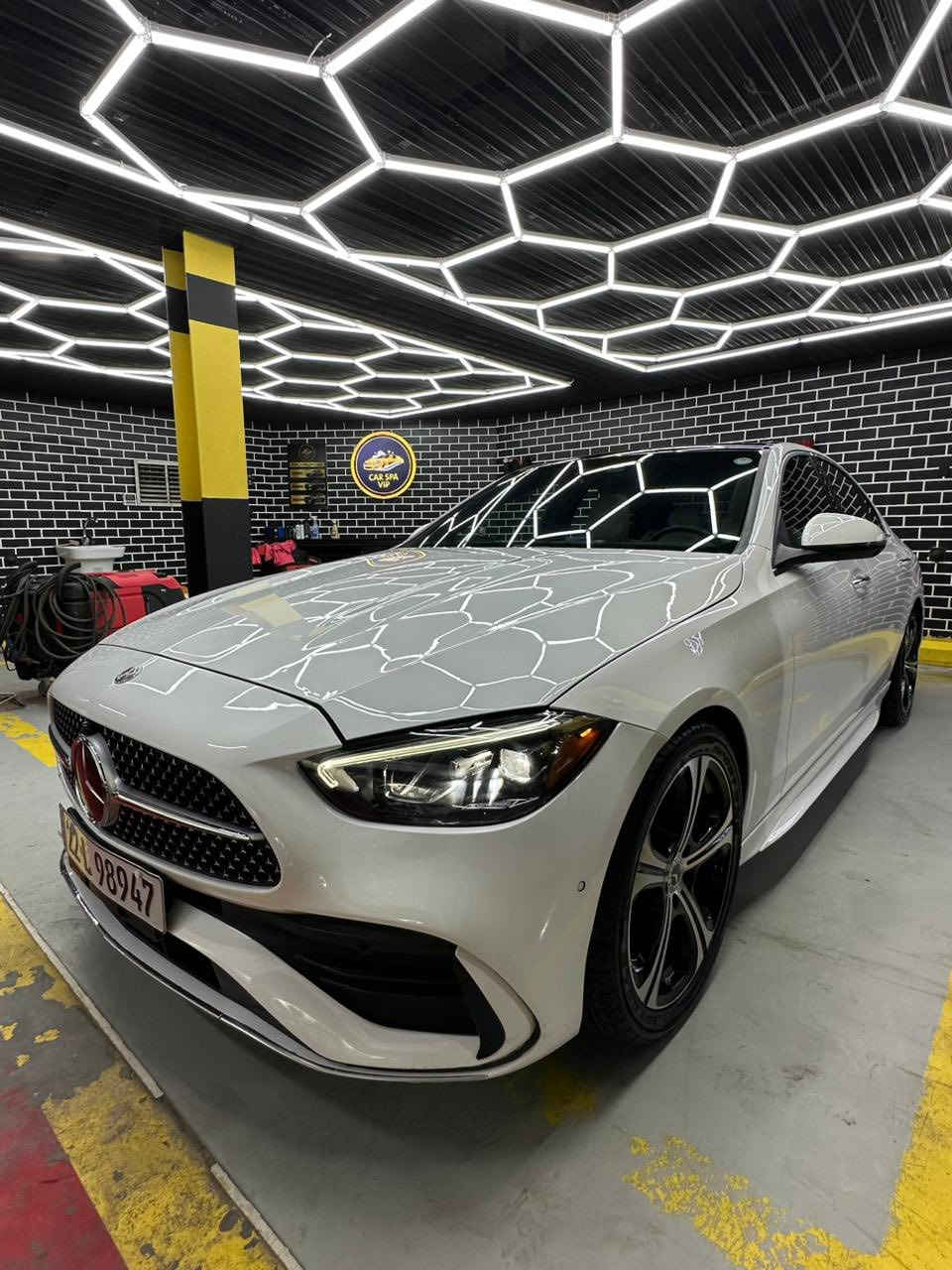 للبيع مارسدس c300 سعر مناسب
2023.   جديده كلش ماشيه  30000 ميل 
مواصفات"
بانوراما 
بصمة ابواب(دخول ذكي)
داخل ابيض ملكي
اشارة ترحيب مارسيدس
رادارت وكامرات محيطية 4
لايت زنون متحرك
رادار تحذير تصادم
داخل ابيض ملكي
لد داخلي64لون متغير
كشنات تدفئة وتبريد ميموري
ستيرن تدفئة
نقاط عمياء
حساسات٣٦٠درجة
قيادة ذاتية 
اصطفاف ذاتي
صندوق كهرباء
وبعد بيها هواية مواصفات معروفة بالمارسيدس
محرك وكير مكفولات
حادث فقط بنيد ايربك ستيرن راجع سستم 
سعر   34000 $ وبيها مجال بسيط
للاستفسار. ***********
