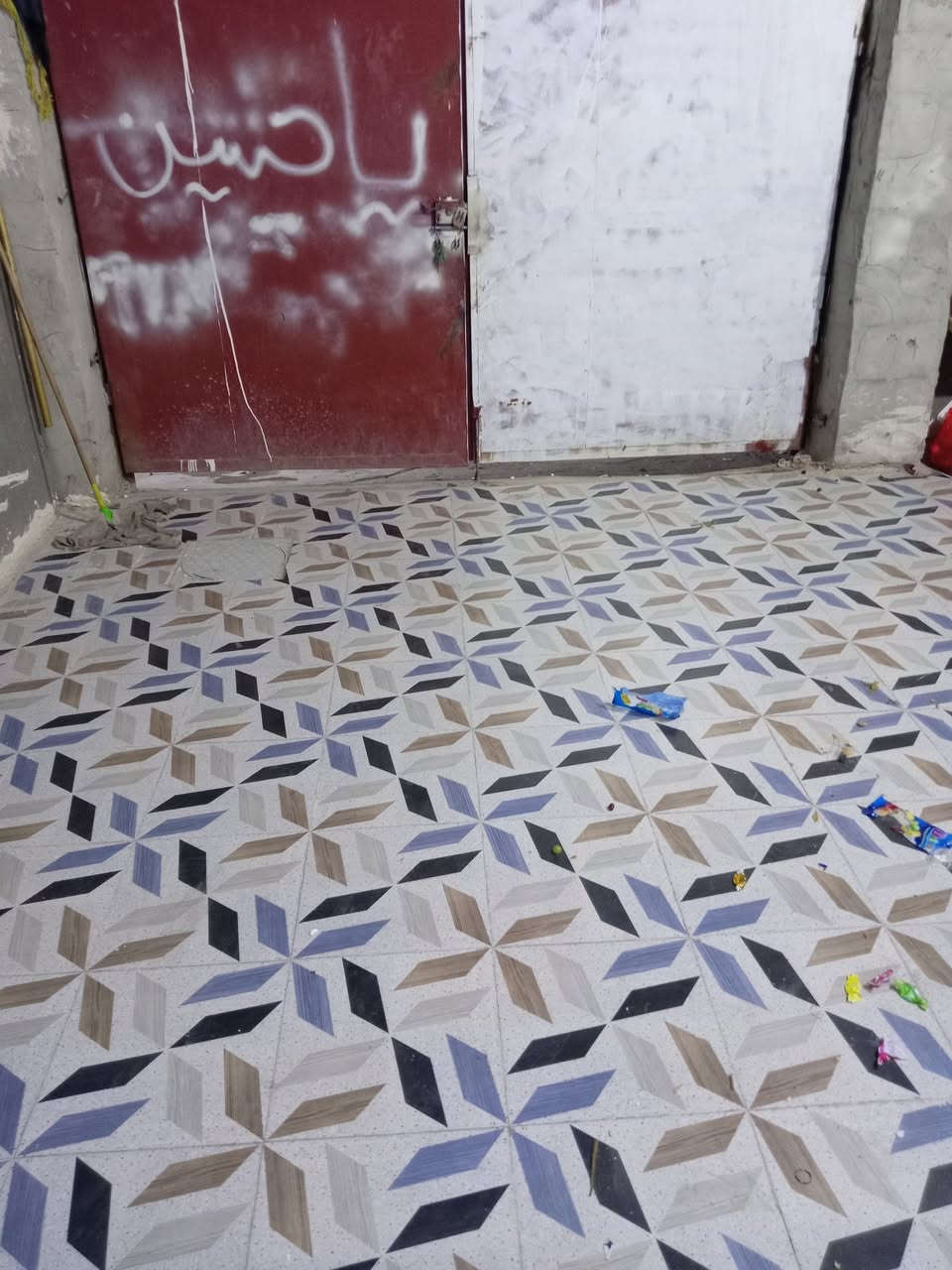 السلام عليكم اعيد النشر بسبب الوعود الكاذبه بيت البيع مساحه 160 متر حي الشرطه مقابل حي المهندسين كما موضح في الصور جميع الخدمات متوفره ماء كهرباء خط مولده الاستفسار الاتصال ***********
