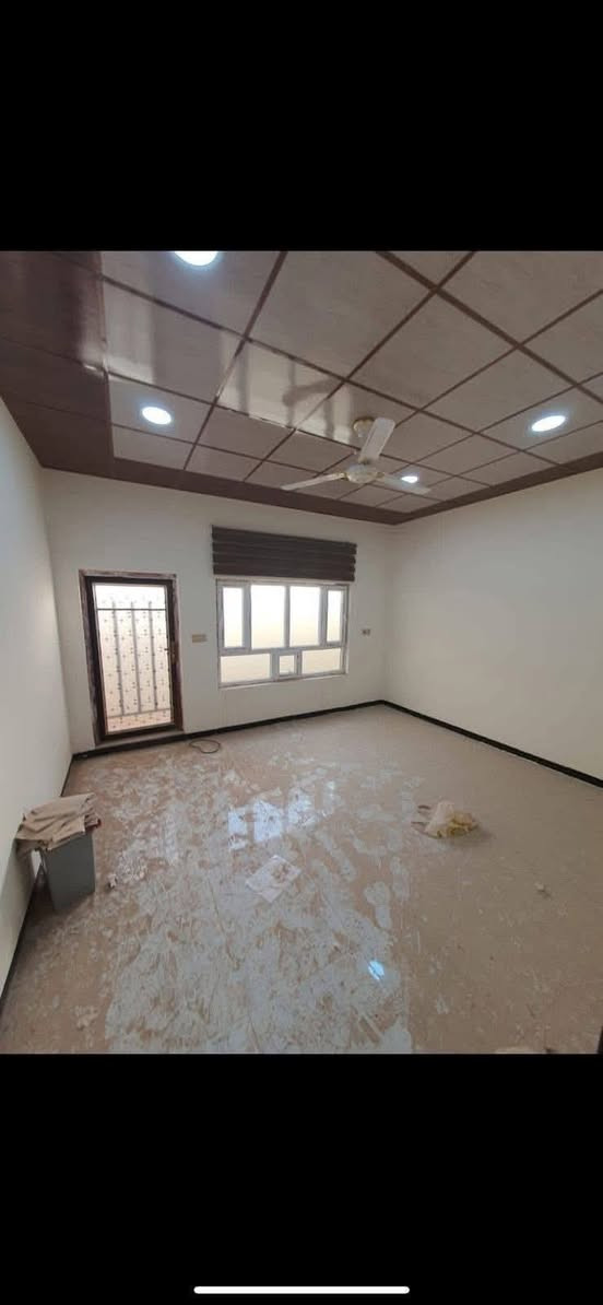 السلام عليكم دار للبيع في الديوم بل ١٦ الف بنص الخدمات والسكن قرب شارع ٦٠  من جهة الفلكه عرض الشارع ١٥ متر مساحه الدار ١٥٠ متر وجه ٥ نزال ٣٠ متر طابقين يتكون من 3 غرف نوم صاله استقبال مطبخ ٣حمامات سيراميك سقوف  بناء صاحبه على ايده سعره مناسب جدا بسعر ٦٥ مليون للاستفسار الأتصال على الرقم ***********
