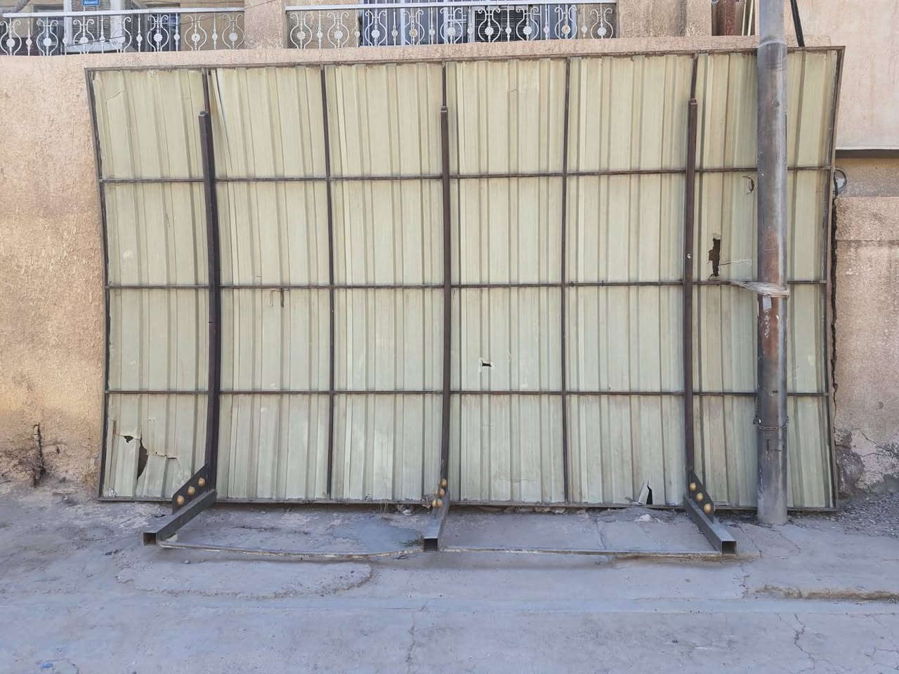 السلام عليكم من رخصة الادمن 
سقيفه حديد للبيع ثقيل توصاه 
ترهم لبيت او محل او محطة غسل حجم كبير  للاستفسار 
***********
