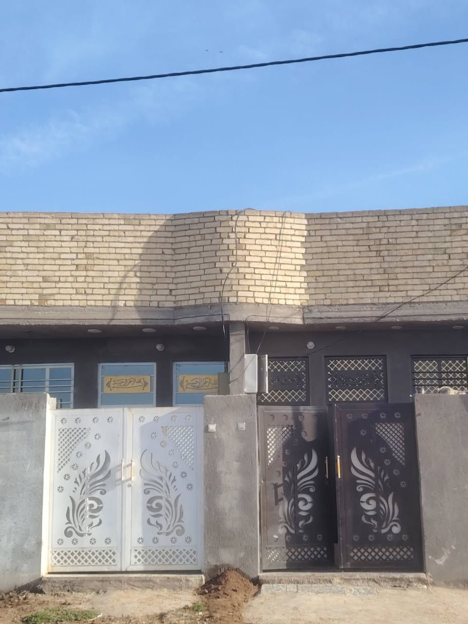 سلام عليكم مشتملات 2للبيع الموقع مقابيل مطعم المسافر نزله المشروع 400متر عن شارع العام متوفر ماء وكهرباء ومولد سحب بناء طابوك رقم مبايل ***********
