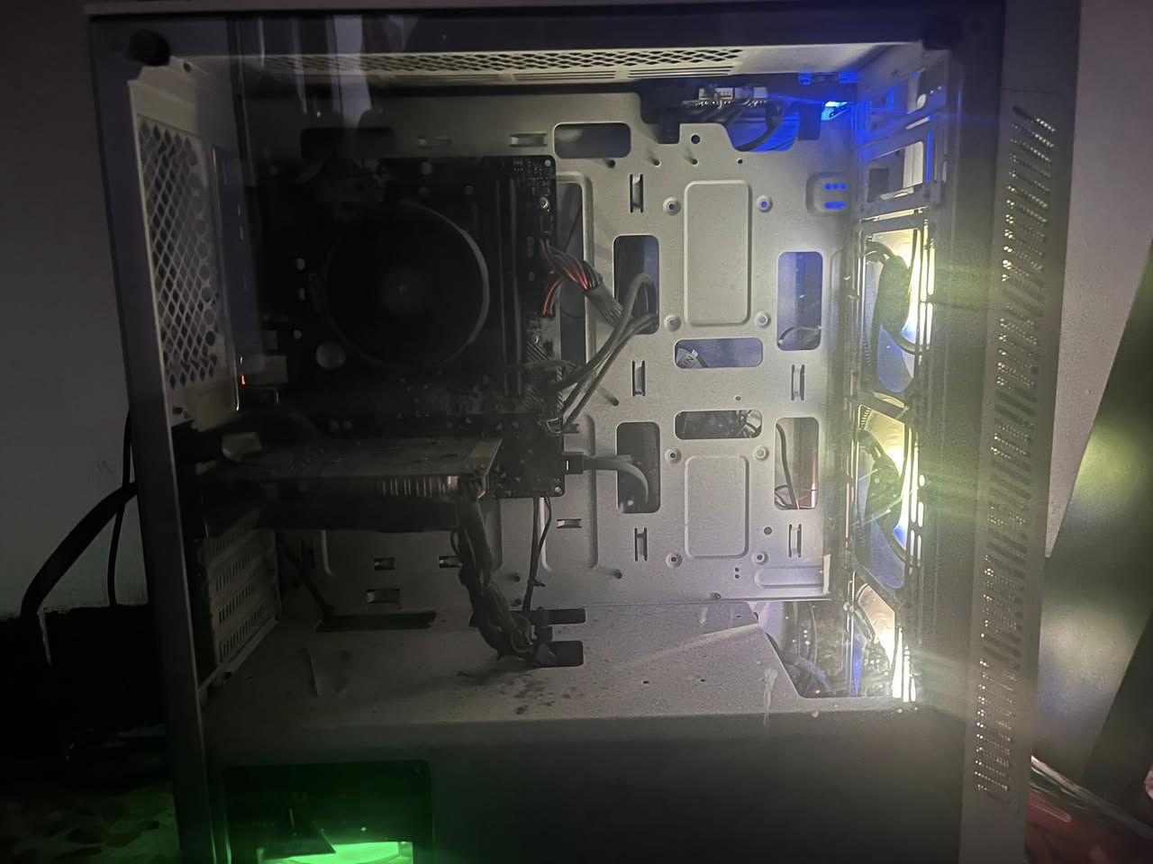 تجميعة العاب كامله مع شاشه للبيع
مواصفات التجميعه:
GPU - nividia geforce GTX 1650
Cpu - AMD Ryzen 5 3500g
16 Ram
1 تيرا
التجميعه زينه ب معضم الالعاب 

مواصفات الشاشة ✅
28 بوصه 
الدقة 4K
144Hz

سعر الشاشه مع التجميعه  700، مكاني بغداد فقط 
واتساب ***********
اذا مو شراي لا تراسل.
