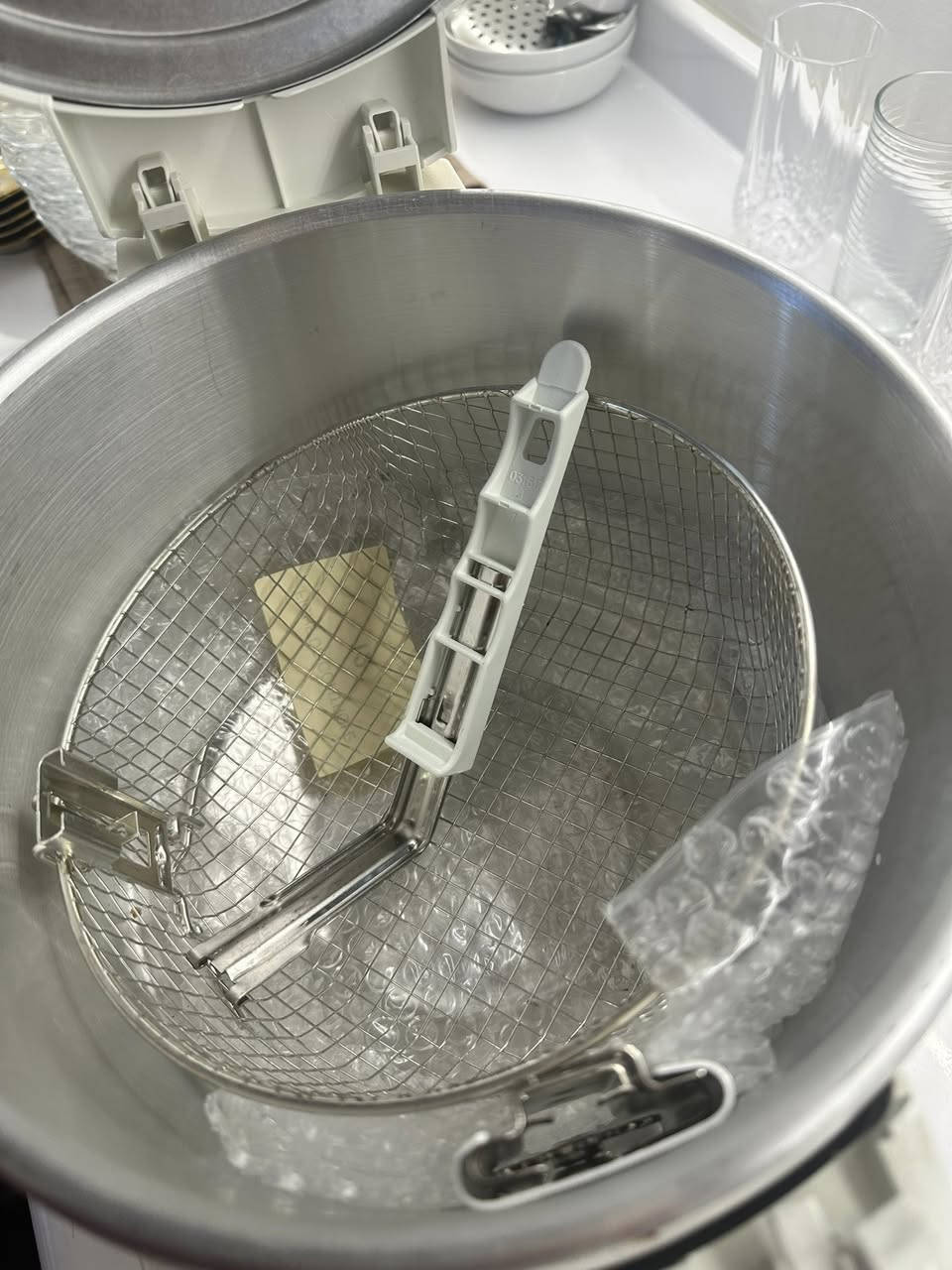 من رخصة الادمن مكلفة بالنشر ،قلاية زيت جديدة من ماركة تيفال Tefal موديل Safety Fryer deLuxe، مزودة بتحكم بدرجة الحرارة من 150 إلى 190 درجة مئوية مع مؤقت يصل إلى 15 دقيقة، تحتوي على غطاء أمان لتقليل تطاير الزيت، وقلي مختلف الأطعمة مثل البطاطا والدجاج والسمك، اصلية صنع في فرنسا بسعر ٦٠ الف فقط للتواصل موجود واتساب عالرقم ***********
