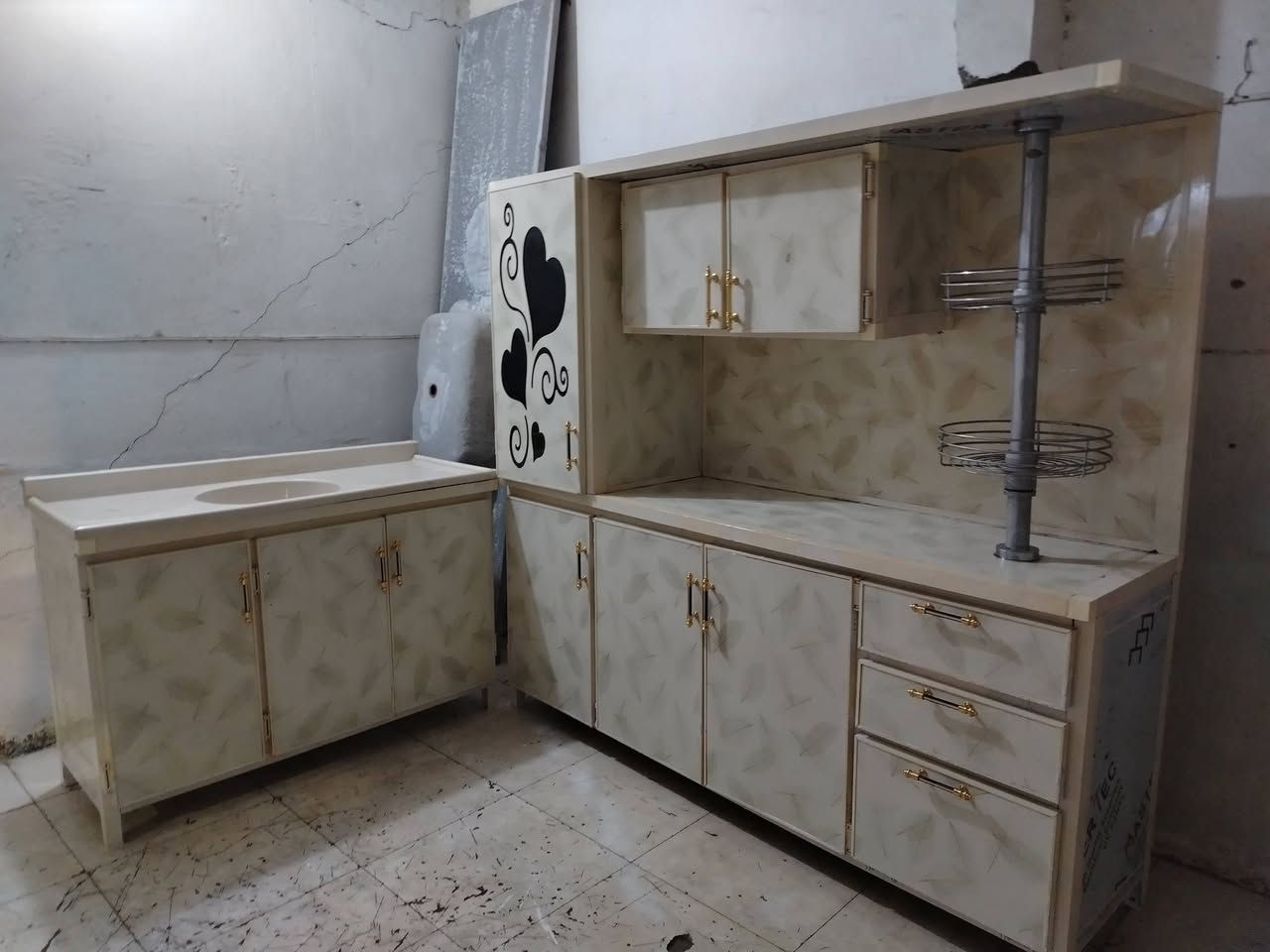 للبيع كونتر ارضى ابو بوفيه مترين شغل ابو سله  سنك ١٣٠سم كرانيت سعر ٣٠٠ بي مجال *********** اسيا *********** مكان موصل
