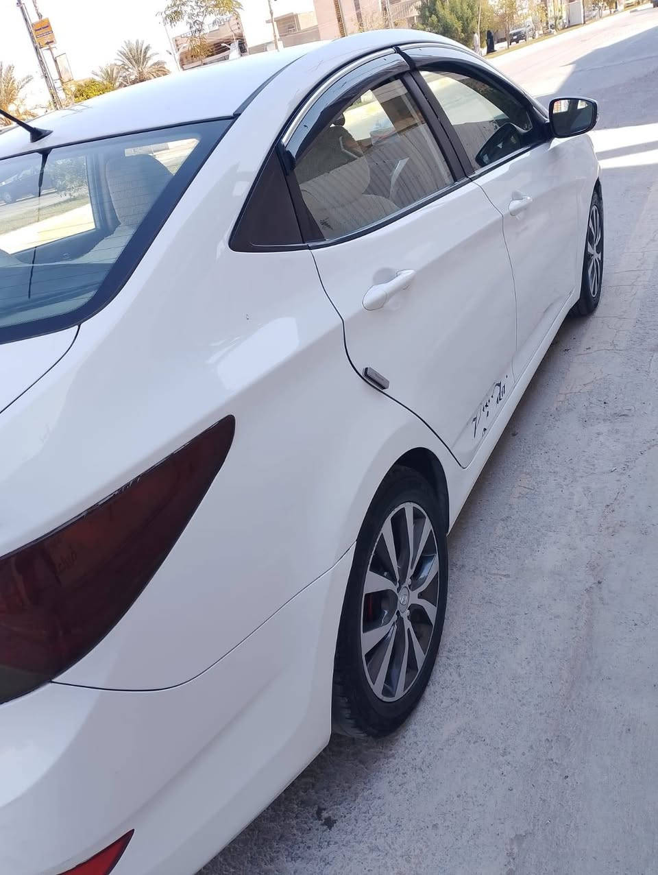 السلام عليكم
اكسنت 2015 وارد خليجي 
فول مواصفات عده البصمه
محرك 1600
 كير صدر تبريد تدفئه 
السيارة مكفوله 
السونار مرفق مع الصور
رقم انبار 
تحويل ثاني يوم
السعر 110$ وبيه مجال بسيط
***********
