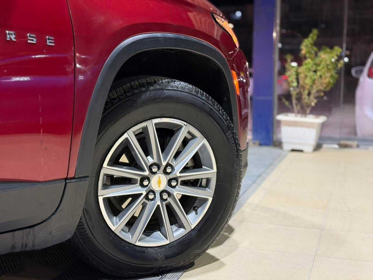 #المركبة : #شيفرولية ترافرس LT موديل 2023
•الضرر: جاملغ امامي ايسر + باب الجنطة
•الرقم: حرة مدفوعة الكمرك وجاهزة للترقيم على اي محافظة حسب رغبة الزبون
•الايرباكات: بدون ضرر اي ايرباك

•المواصفات :
▪️السيارة: شيفرولية ترافرس لون ماروني
▪️الموديل: 2023
▪️المحرك: 3.6L (ستة سلندر) بقدرة 305 حصان
▪️حجم الويل: ويل كب حجم 18 مع طقم تايرات بحالة ممتازة
▪️لايتات زينون ابيض اصل مع حاجب LED مع كشافات دعامية
▪️بصمات عدد 4 للأبواب مع بصمة جنطة وبصمة تشغيل وتشغيل عن بعد
▪️رادار امامي مانع تصادم 
▪️حساسات الانحراف عن المسار
▪️حساسات خلفية اصل
▪️حساسات ورادارات الاجتياز الجانبية (نقاط عمياء)
▪️كامرة خلفية دوارة اصل مع الستيرن
▪️شاشة الدشبول كبيرة سلايد
▪️قاصة داخلية خلف الشاشة مع منافذ USB
▪️شاحن لاسلكي (واير ليس)
▪️كشنات السيارة مخمل اسود اصل
▪️تدفئة لكشنات المقدمة
▪️تحكم فول كهرباء لكرسي السائق
▪️جنطة كهرباء
▪️تشغيل عن بعد
▪️السيارة بنظام تبريد 3 قطع
▪️سايد بريك دگمة
▪️سستم صوت
▪️دبل كزوز
▪️اشاير بالمرايا الجانبية
▪️تحكم ستيرن جهتين بلوتوث وحاكية وكروس سرعة وتحكم صوت 
▪️نظام ABS مانع انزلاق
▪️السيارة 7 راكب  ، (جديدة وبوضع الشركة).

السعر المطلوب :210
***********
