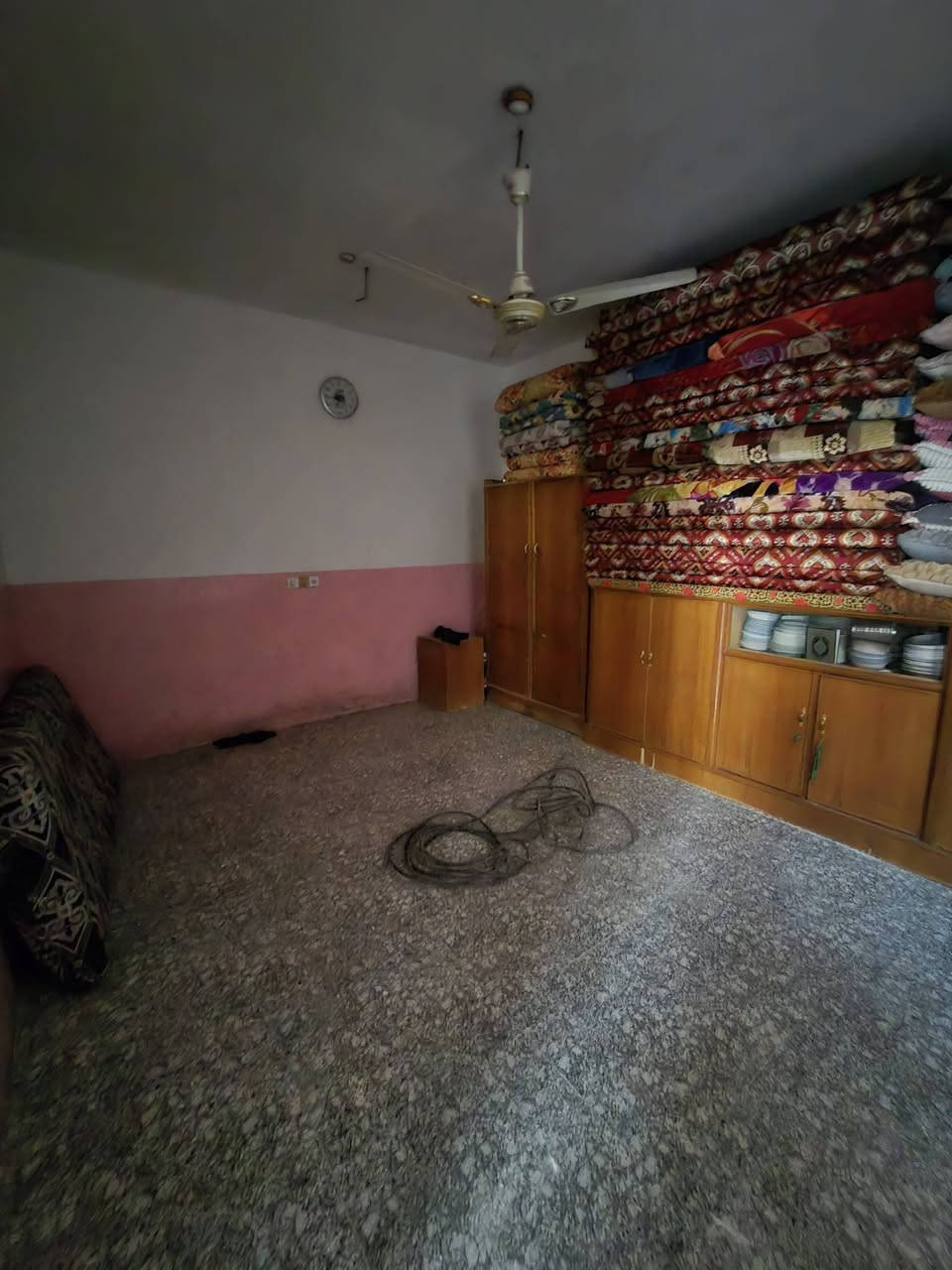 بيت لبيع بشارع المطار الجديد المساحه ٢٠٠متر يحتوي على غرف ٢ وصاله ومطبخ وستقبال ومكشوفه وصحيات وطارمه السعر ٥٥وبي مجال كونكريت البناء طابوك للستفسار *********** مكتب بركات ام البنين قرب مثلجات سنبله

