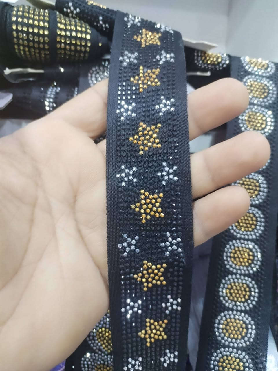 مرحبًا زبائنا الكرام
توفر #قيراج ستراس شكل الجديد 😍
سعر المتر 1500
للحجز واتساب *********** #مجمع_السفير_للخياطة #متوفر_توصيل_لكافه_محافظات_العراق
#اشارة
#للجميع
#كل_هلا_بيكم
#زورنا #كوزمتك #اكسسوارات_نسائية
#عطور #عرض #عروض
