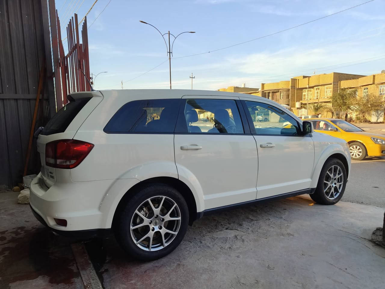 جورني   2018 GT  
حادثها خفيف تصليح الدعامية وربع البنيد ومصبوغات وتبديل البدنة الامامية وبيهة باردبالمدكر الايسر   موضح بورقة الفحص ويمك رقم الشاصي وطلع الحادث اذا اتحب
المواصفات:
محرك 6 سلندر 3600
سبعة راكب 
ويل 19
كشنات جلد اسود
تبريد ثلاث قطع منفصل  
تدفئة بالكشنات 
كشن السائق تحكم كهربائي 
تشغيل عن بعد 
بصمة تشغيل وبصمة ابواب 
شاشة كبيرة 
مخابئ سرية عدد2 
رقم بصرة
السيارة باسمي والسنوية نافذة
 مكانها الناصرية ناحية اور  
 السعر المطلوب 135 ورقة 
للمعاينة والاتفاق الاتصال على الموبايل ***********
