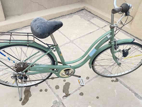 سلام عليكم
بايسكل للبيع بطه حجم ٢٦ نضيف وروعه  مثل ما واضح الكم بل صور نضيف لون زيتوني كير و على ابريكات امامي خلفي شغاله و مثل ما واضح بل صوره  على عدد الكير كلهن شغاله
السعر ٧٥  وبي مجال   اكيد للمشتري تحياتي الكم العنوان بغداد الامين الثانيه . ***********
