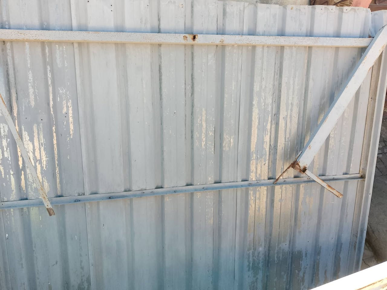 السلام عليكم سقفيه للبيع نظيفه كل عيب ما بيها قطعتين زائدا هذا الباب وياهن سعرهم مناسب ***********
