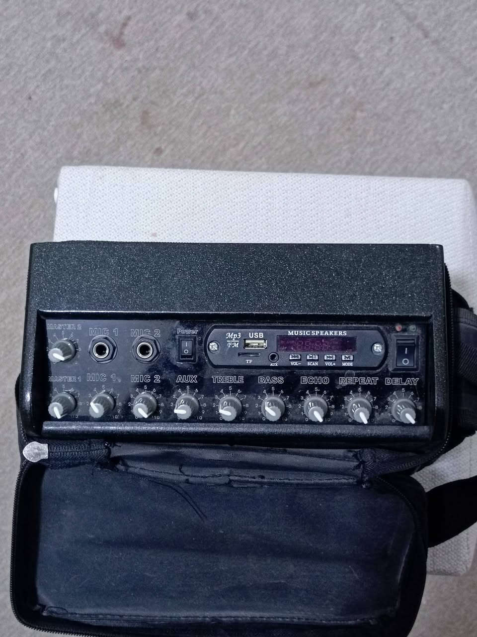 مكبر صوت محمول للبيع – كونزارد
مكبر صوت عملي ومناسب للرحلات والمناسبات الصغيرة والخارجية.
المواصفات:
• مدخلين مايكروفون (MIC 1 / MIC 2)
• تشغيل USB و MP3
• مدخل AUX لتوصيل الهاتف أو أي جهاز
• تحكم كامل بالصوت: Bass / Treble
• مؤثرات صوتية: Echo – Repeat – Delay
• أزرار تحكم بالموسيقى (تشغيل، إيقاف، تغيير المقطع)
• حجم صغير وسهل الحمل مع حقيبة خاصة

للتواصل مازنجر ❤️


**إذا كنت صاحب هذا الإعلان وتريد حذفه لأي سبب، رجاءا أرسل رسالة إلى الدعم الفني**