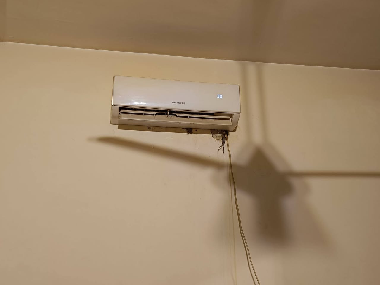 السلام عليكم 
اثاث منزل كامل لبيع كلمن وسعره للاستفسار لاتصال ***********
