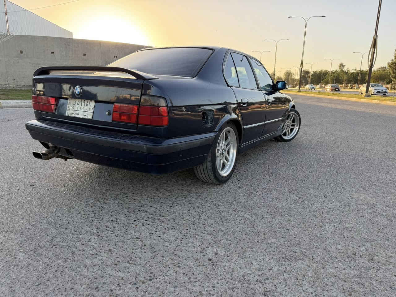 سلام عليكم بي ام 525 كير عادي موديل 95
بجم عريض وياله M  كشنات جلد كهرباء بدون فتحه سنويه نافذه رقم انبار بيها ضربه جاملغ خلف السائق السعر 38 مكان فلوجه 📱***********
