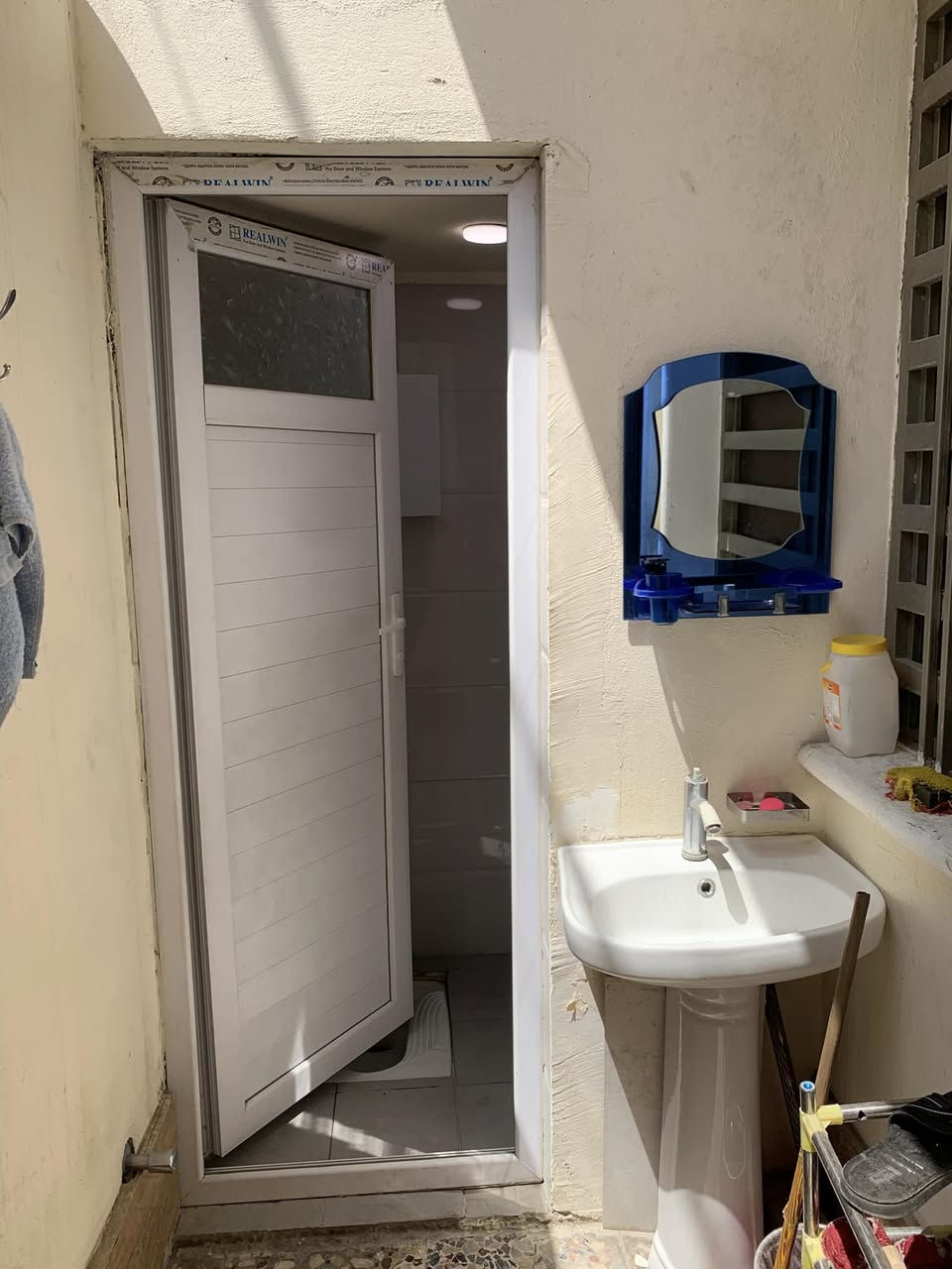 سلام عليكم نص قطعه بغداد مدينه الصدر قطاع 63 قرب مدرسه الأيمان بناء جديد ستقبال وصاله 
وغرفه ومطبخ وصحيات الطابق الاثاني غرفتين وصحيات الاستفسار رقم الهاتف ***********
