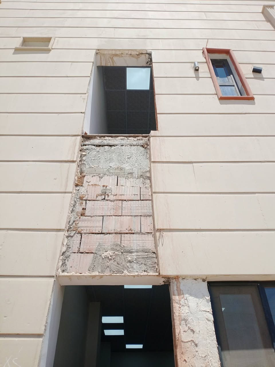السلام عليكم يوجد لدينا جهاز جدار حايط وبوب وشبابيك ورابط وصب رقم الهاتف ***********
