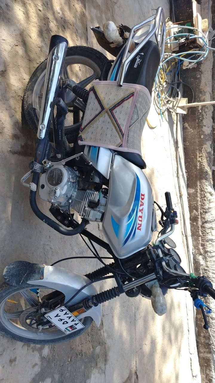 سلام عليكم دايون عضم موديل ٢٢ أوراق استنساخ  الدراجه خير من الله كلشي شغال بس السلف ايشكل هندر واحد تشتغل الدراجه السعر ٦٥٠ او بيهه مجال المكان حله سياحي دولاب الرقم ***********بس ابليته مابيهه ولي يريدهه ايكلي تعالي يم هاذه المكان يجي للبيت ياخذهه
